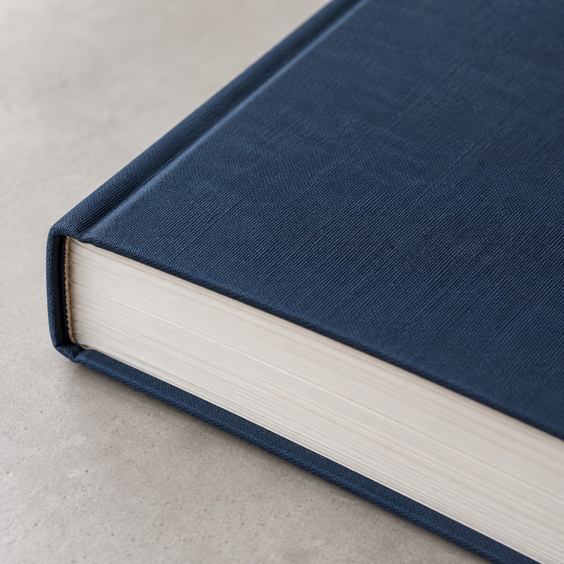 Buchbeispiel mit festem Hardcover-Einband