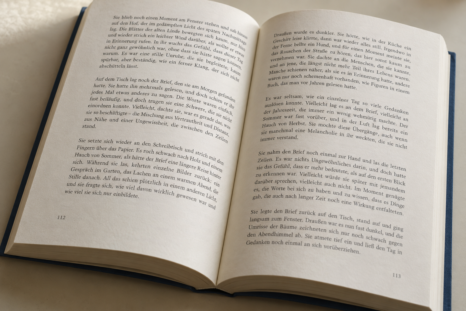 Opengeslagen boek met tekstalinea's, binnenmarges en buitenstaande paginanummers.